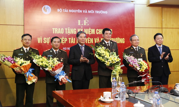 Trao[-]tặng[-]Kỷ[-]niệm[-]chương[-]Vì[-]sự[-]nghiệp[-]Tài[-]nguyên[-]và[-]Môi[-]trường[-]cho[-]các[-]đồng[-]chí[-]Lãnh[-]đạo[-]Bộ[-]Công[-]an